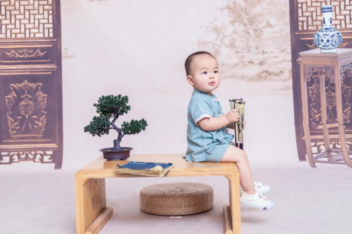 佳木斯宝宝边吃奶边挣扎烦躁